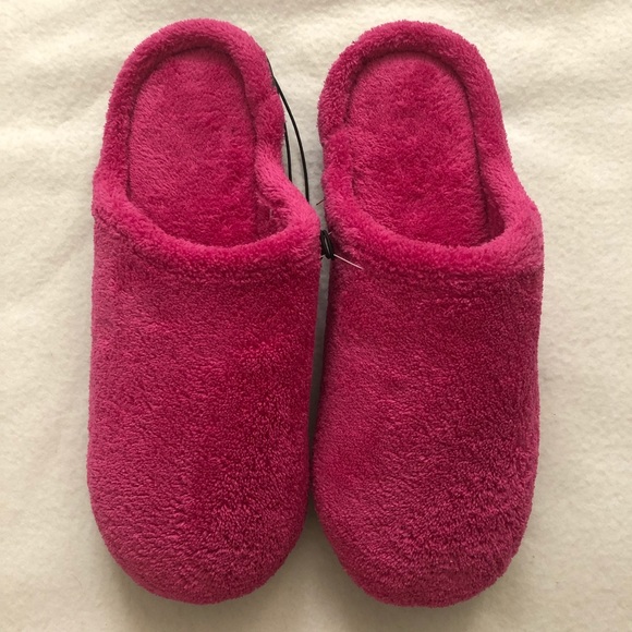 NWOT Isotoner Comfort Sole Slippers